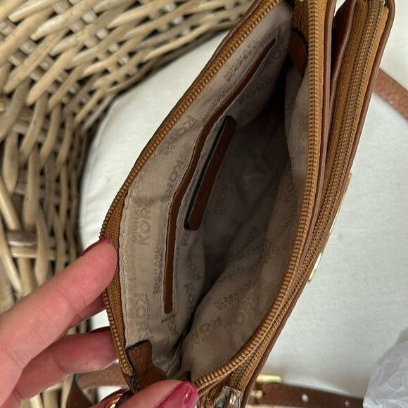 Michael Kors MK Crossbody Brown Leather Gold Hardware button/zip close - Picture 4 of 12